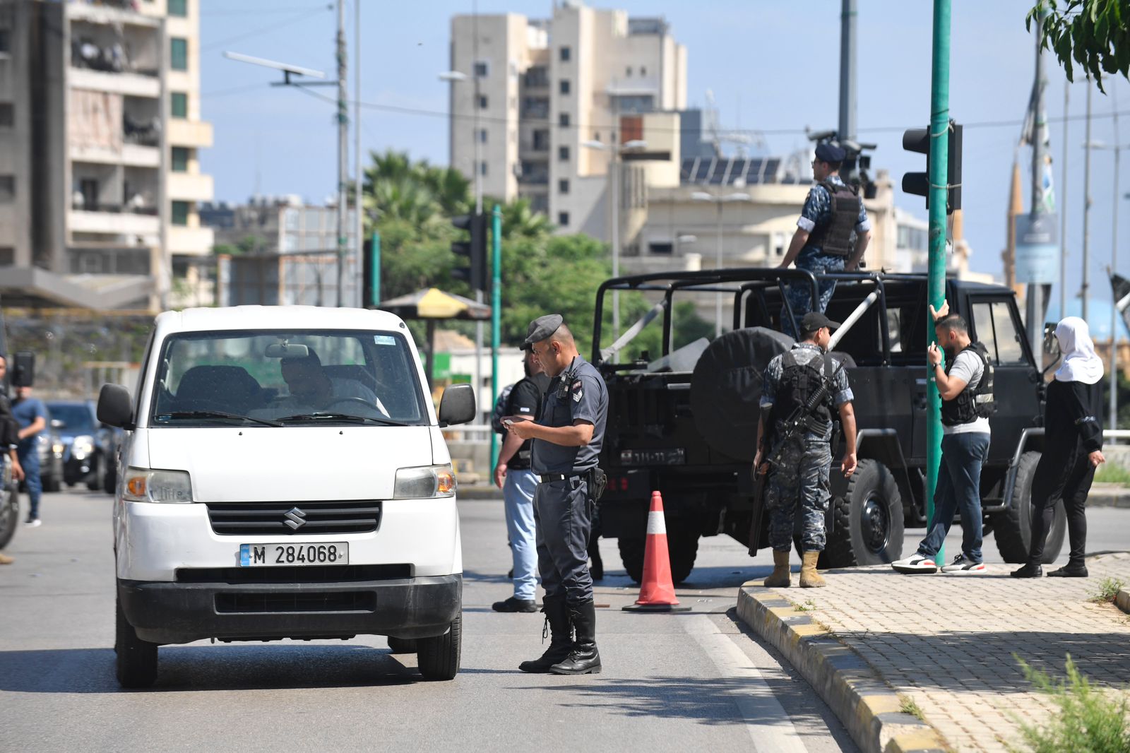 بالصور - بدء تنفيذ خطة أمنية متشددة في بيروت وضواحيها